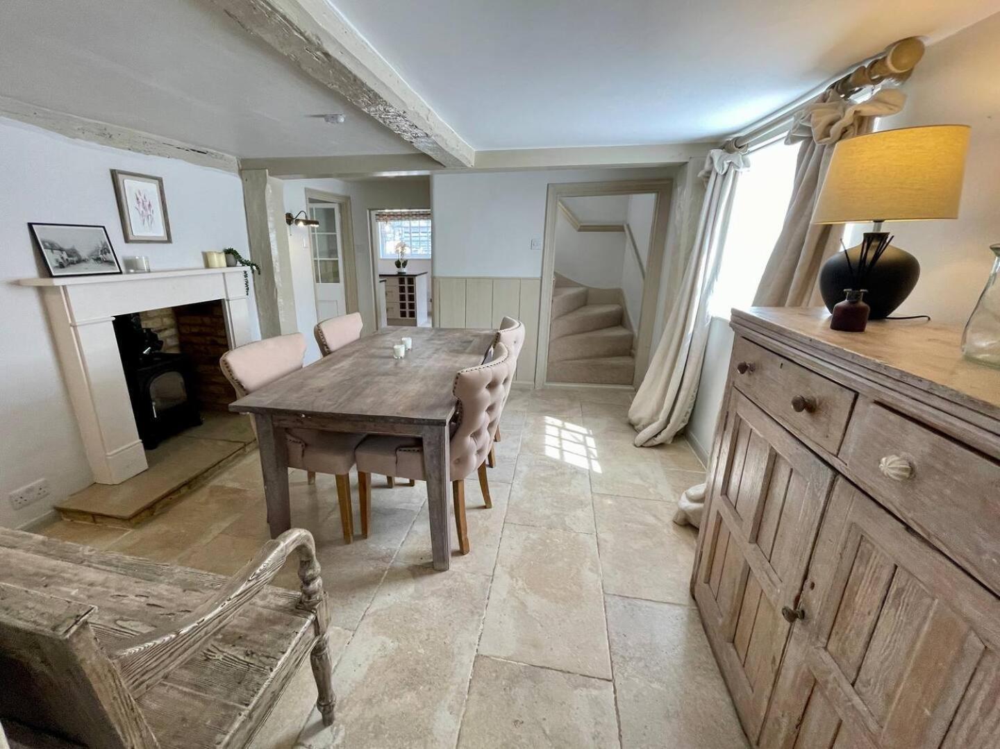 Elegant Oak Beamed House In Pretty Village - Cambridge Homehost Buckden  Экстерьер фото